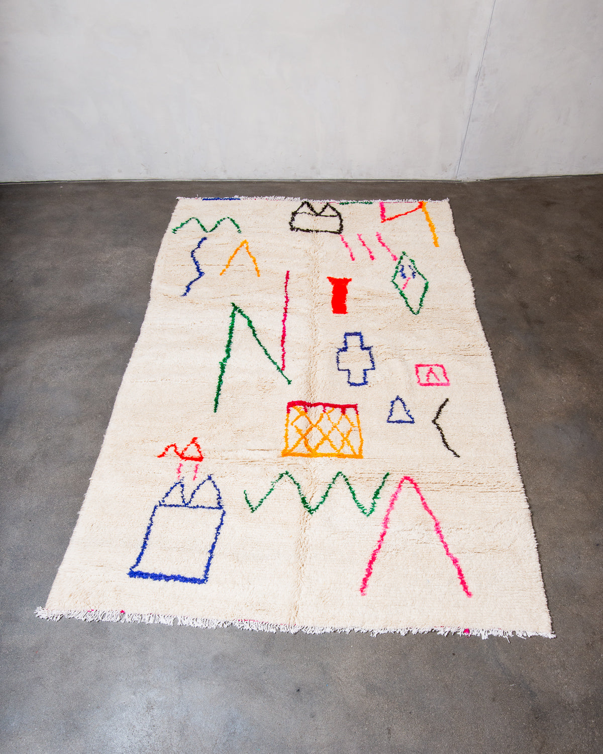 Modern designer handcrafted Berber rug from Morocco. Azilal rug with beautiful colours and patterns. Made of sheep’s wool and colourful cotton.